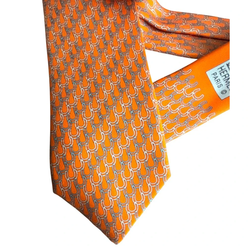 Hermes Paris Mens Orange Silk Horseshoe Link Pattern Necktie 6324 PA France EUC